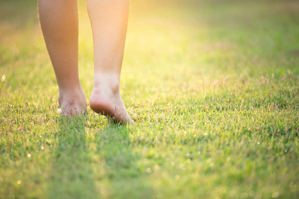 pieds nus sur l'herbe verte
 - Photo, image