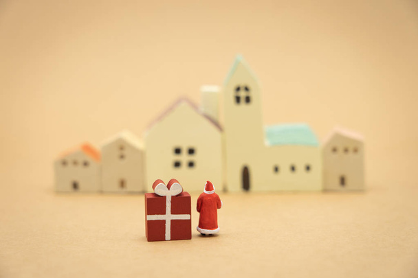 Мініатюрні люди, що стоять на ялинці святкують Різдво
  - Фото, зображення
