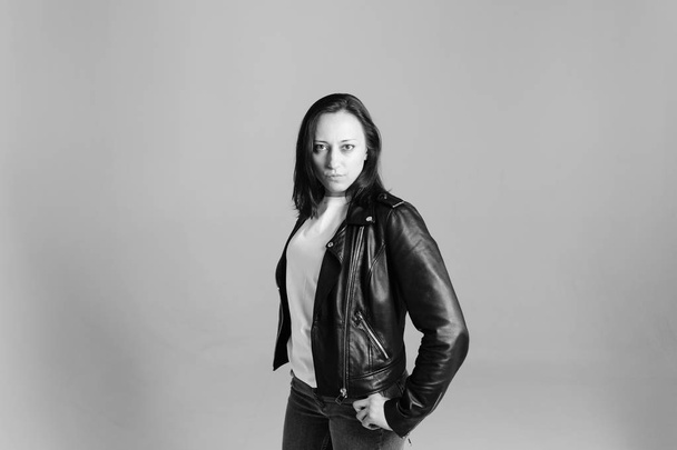 Портрет женщины в кожаной куртке
 - Фото, изображение
