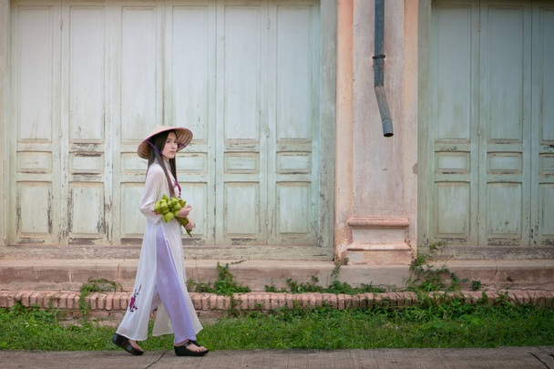 krásná žena s vietnamskou kulturou v trantradičních šatech, Ao Dai  - Fotografie, Obrázek
