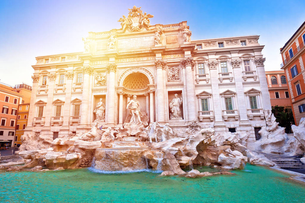 Majestueuse fontaine de Trevi à Rome vue sur la brume solaire
 - Photo, image