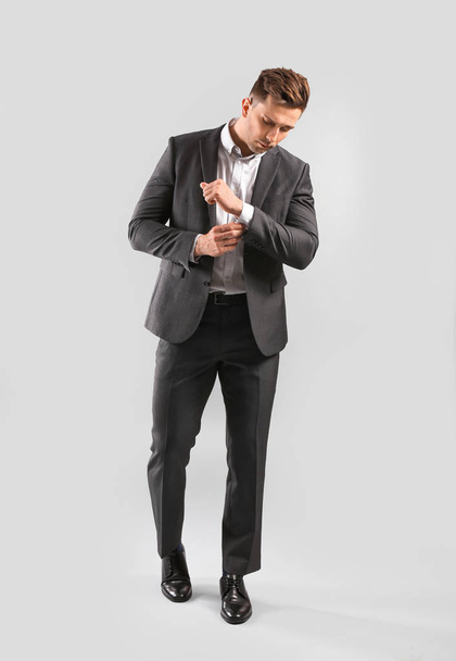 Jeune homme à la mode sur fond gris - Photo, image