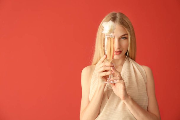 Mooie vrouw met suikerspin cocktail op kleur achtergrond - Foto, afbeelding