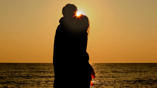 Poika ja tyttö kohtaavat, he suutelevat, halaavat seistessään rannalla, part1
 - Materiaali, video