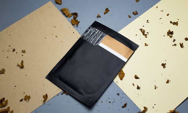 Fényesítése ultra vékony egyszeri használatra álarc fekete csomag rusztikus üres papírok. - Fotó, kép