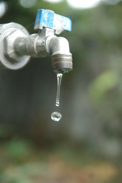 faucet e fluxo de água desfoque fundo
 - Foto, Imagem