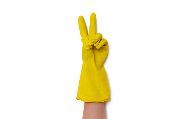Mão mais limpa em uma luva de borracha amarela gesticular vitória ou paz
 - Foto, Imagem
