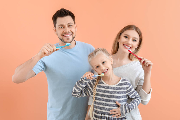 Rodzinne zęby czyszczące na kolorowym tle - Zdjęcie, obraz