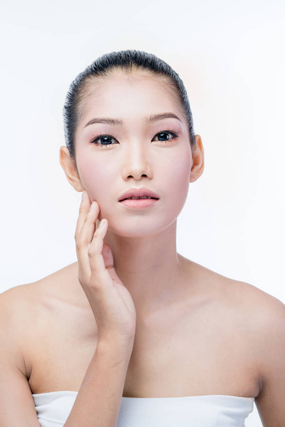 mulher asiática massagem seu rosto e aplicar creme cosmético
 - Foto, Imagem