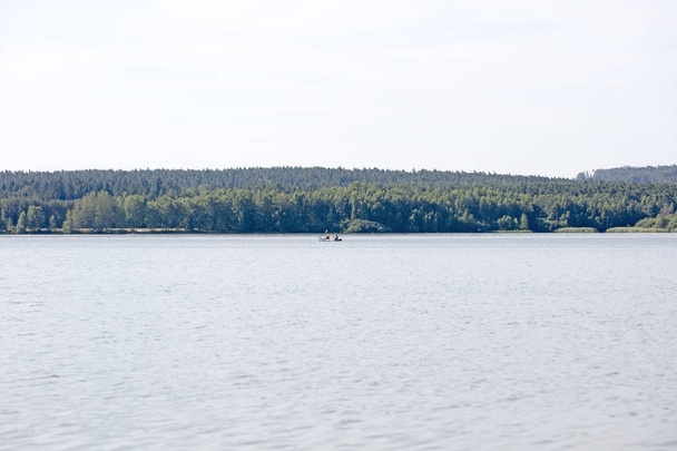 Jezioro Brombachsee z niesamowitym dzikim lasem i letnim kempingu ma tendencję wakacje tło sztuki w wysokiej jakości wydruków produktów 50 megapikseli Absberg - Zdjęcie, obraz