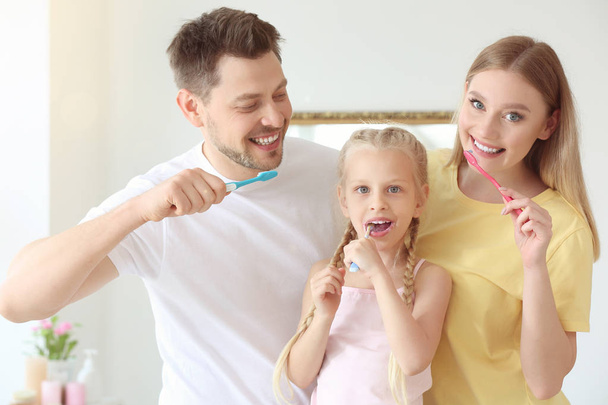 Family cleaning teeth at home - Foto, imagen