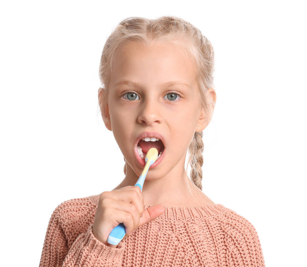 Μικρό κορίτσι καθαρισμού δόντια σε λευκό φόντο - Φωτογραφία, εικόνα