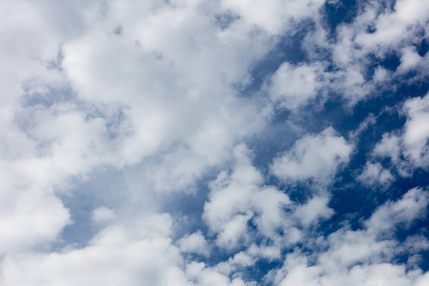Голубое небо с облаками летний фон настроение изобразительное искусство в высококачественной продукции печати пятьдесят мегапикселей
 - Фото, изображение