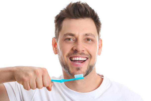 Άνθρωπος με οδοντόβουρτσα σε λευκό φόντο - Φωτογραφία, εικόνα