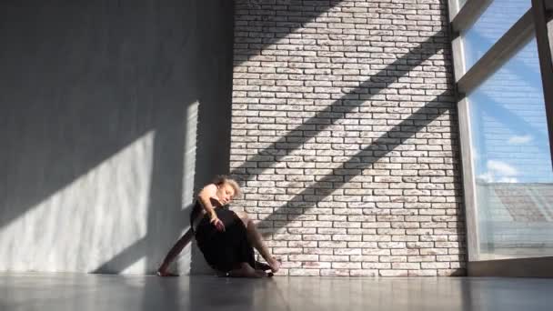 Πανέμορφο ξανθιά κορίτσι που χορεύει σύγχρονο στο πάτωμα στο στούντιο σε αργή-mo - Πλάνα, βίντεο