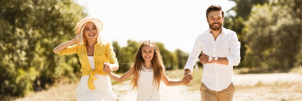 田舎で一緒に走る幸せな家族、パノラマ - 写真・画像