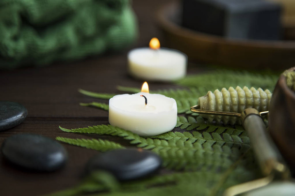 Spa nature morte avec bougies et pierres de massage
 - Photo, image