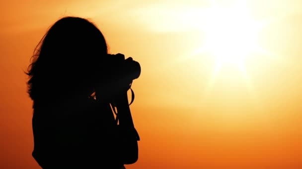 写真家の背面図は夜明けの写真を撮る - 映像、動画