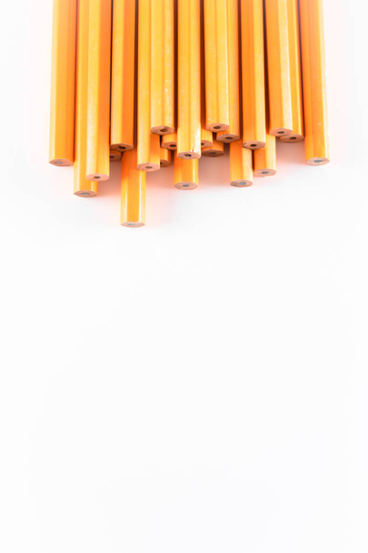 κάθετη φωτογραφία των μολυβιών σε λευκό φόντο - Φωτογραφία, εικόνα