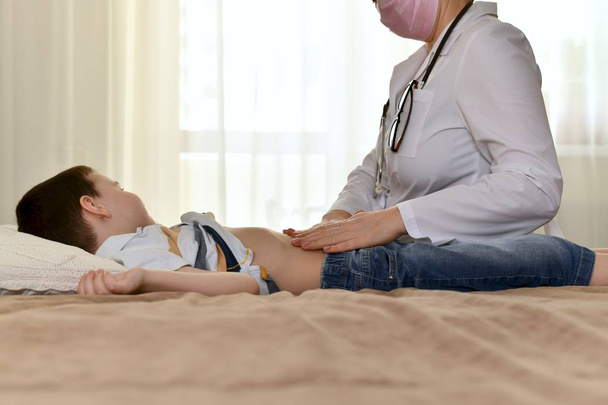 The doctor examines the child belly. - Fotoğraf, Görsel