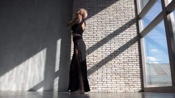 Стройная блондинка танцует современно и падает на пол в студии в сло-мо
 - Кадры, видео