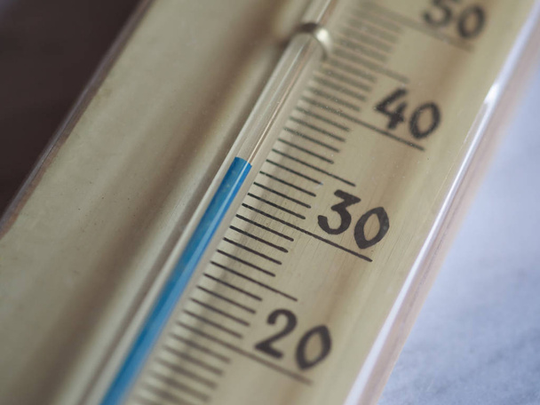 Thermometer zeigt 33 c oder 33 f Grad - Foto, Bild