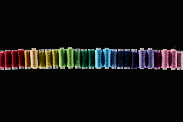 вид сверху ярких и красочных нитей, изолированных на черном
 - Фото, изображение