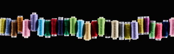 панорамный снимок ярких и красочных нитей, изолированных на черном
 - Фото, изображение