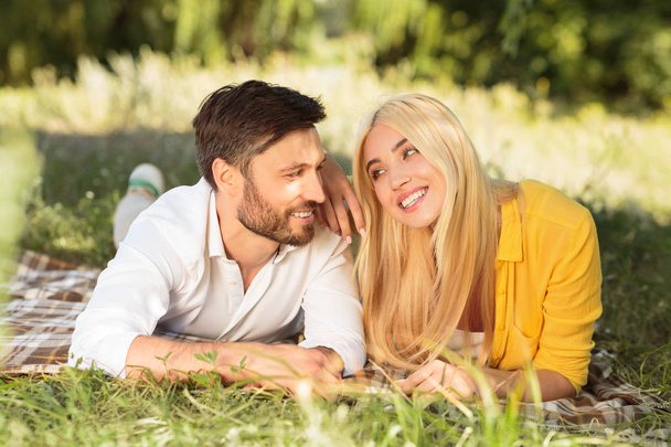 Giovane coppia avendo appuntamento durante il picnic nel parco
 - Foto, immagini