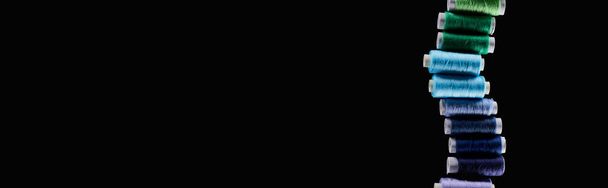 plan panoramique de fils lumineux et colorés isolés sur noir
 - Photo, image