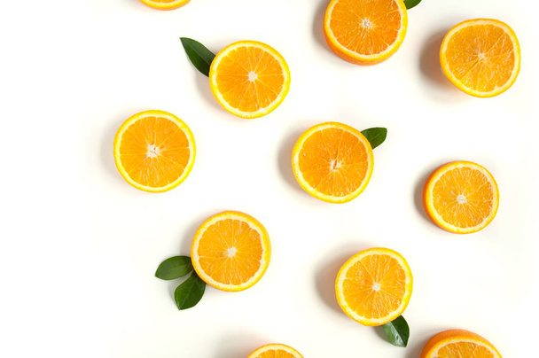 Narancssárga szeleteket fehér háttéren. Citrus trópusi gyümölcs háttér. Világos étel. Diétás vitamin táplálkozás. Sok C-vitamin. - Fotó, kép
