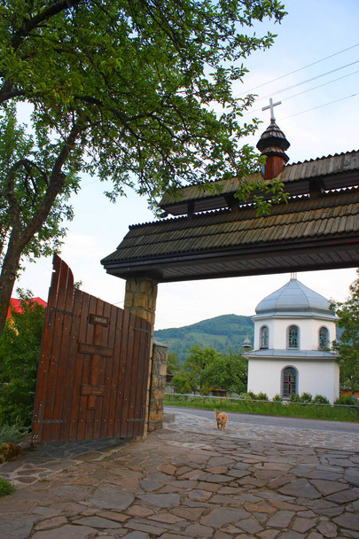 Вхідна брама церкви Святого Іллі в Яремчі, Україна - Фото, зображення