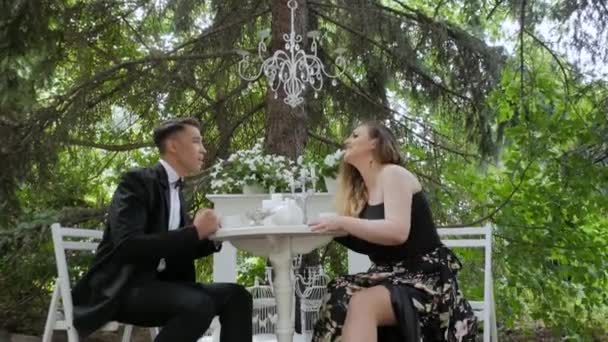 Házaspár vitatni és összeegyeztetni - Felvétel, videó
