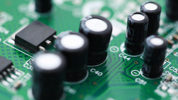 La placa de circuito impreso con componentes de radio gira en sentido contrario a las agujas del reloj
 - Imágenes, Vídeo