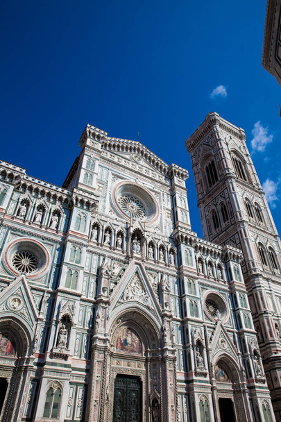 Katedrála v Giotto Campanile a Florencii vysvěcené v roce 1436 proti nádherné modré obloze - Fotografie, Obrázek