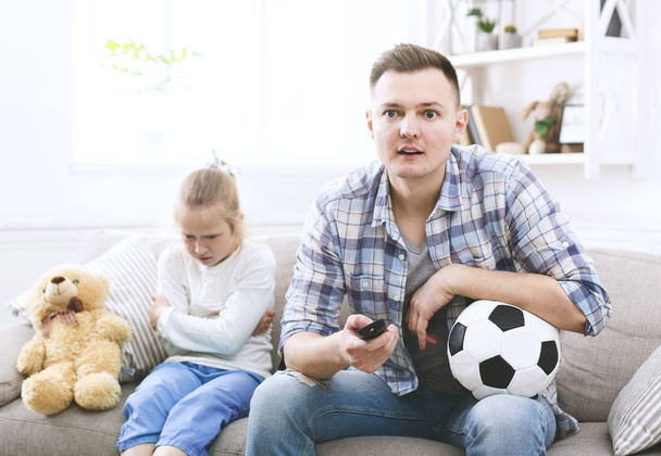 興奮した父と悲しい娘はサッカーを見て - 写真・画像