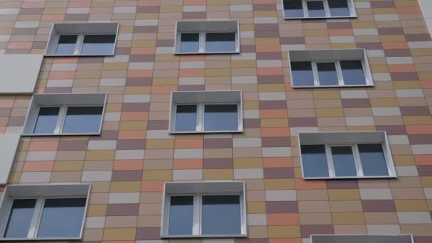 ángulo dolly disparo de colorido edificio de apartamentos moderno
. - Metraje, vídeo