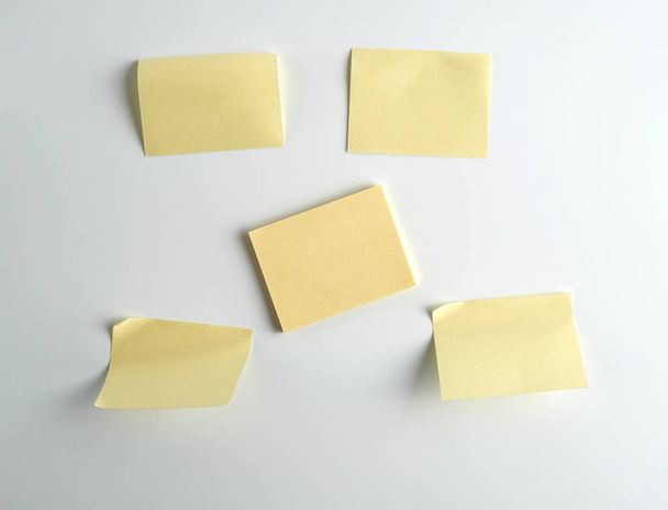 pegatinas de papel amarillo sobre fondo blanco
 - Foto, Imagen