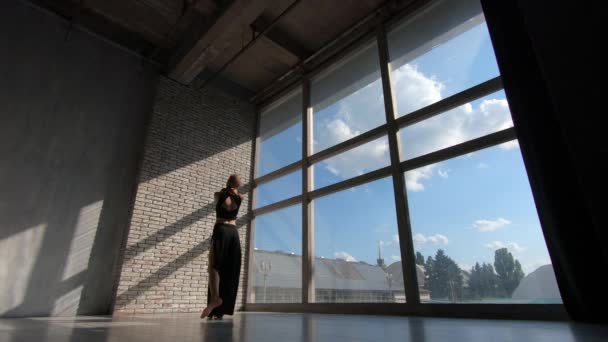Όμορφη ξανθιά κορίτσι χορεύει σύγχρονο σε ένα παράθυρο στο ηλιοβασίλεμα στο στούντιο σε αργή-mo - Πλάνα, βίντεο