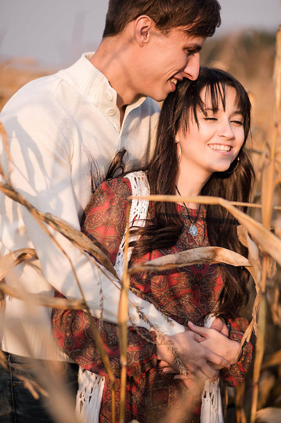 Boldog ifjú pár őszi kukoricapályán - Fotó, kép