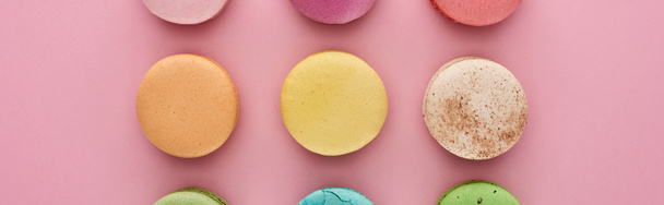 flat lay with multicolored delicious French macaroons on pink background, panoramic shot - Valokuva, kuva