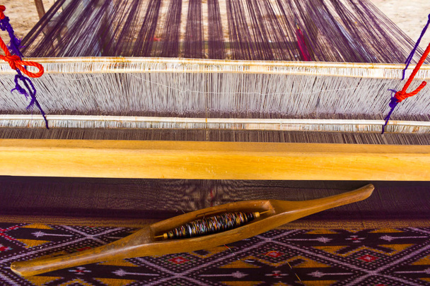 Bawełna tkania na odzież w północno-wschodniej Tajlandii - Zdjęcie, obraz