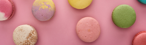 top view of delicious French macaroons on pink background, panoramic shot - Foto, afbeelding