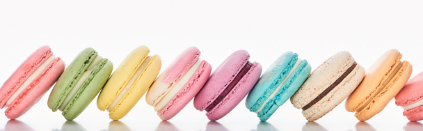 fila di deliziosi macaron francesi colorati di diversi sapori su sfondo bianco, colpo panoramico
 - Foto, immagini