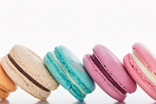 vue rapprochée de délicieux macarons français colorés de différentes saveurs sur fond blanc
 - Photo, image