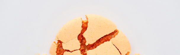 Nahaufnahme von köstlichen orange zerschlagen Französisch Makronen isoliert auf weiß, Panorama-Aufnahme - Foto, Bild