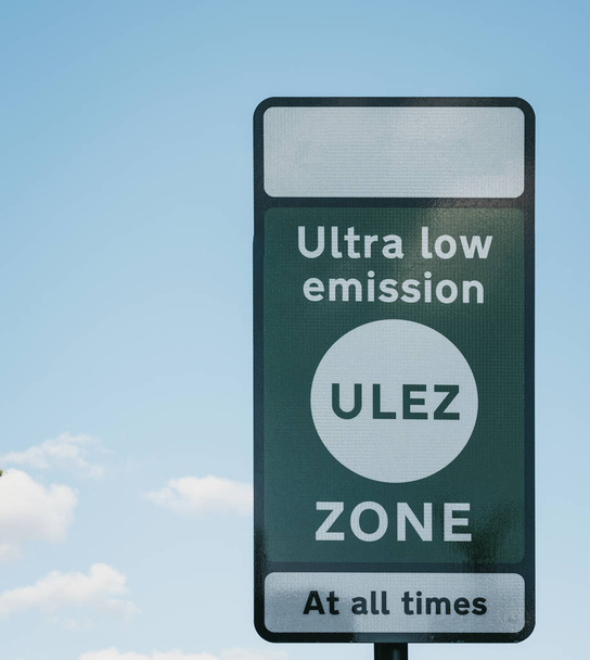 Señal que indica la zona de emisiones ultra bajas (ULEZ) en Londres contra
 - Foto, imagen