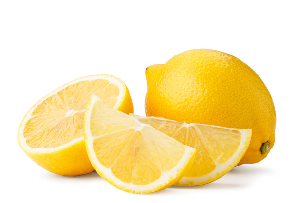 Rijpe citroen, de helft en stukjes op een witte achtergrond. Geïsoleerd. - Foto, afbeelding