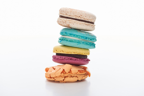 pile de délicieux macarons français colorés de différentes saveurs sur fond blanc
 - Photo, image