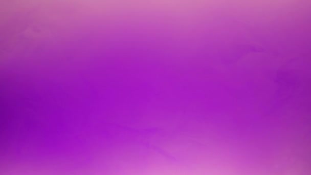 Encre violette colorée mélangeant dans l'eau, tourbillonnant doucement sous l'eau avec de l'espace de copie. Nuage acrylique coloré de peinture isolé. Animation abstraite d'explosion de fumée. Contexte artistique
. - Séquence, vidéo